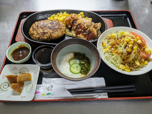 『お日にち限定』夕食付き　ハンバーグとチキンステーキ　サラダ付き　　御飯　お替わり無料！　